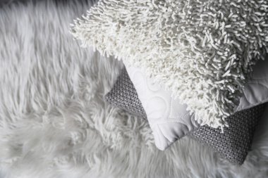 rengarenk yastıklar yığını