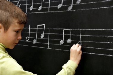 Sevimli çocuk Blackboard yazı 