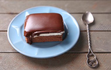 Ahşap arka plan üzerinde plaka üzerinde lezzetli çikolatalı kek