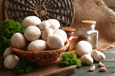 Mantar sepeti ahşap yüzey üzerinde