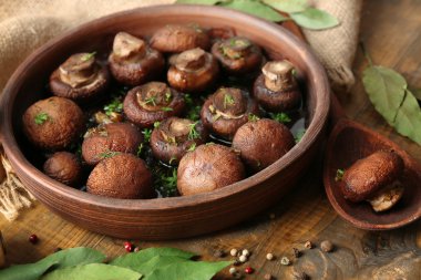 Tereyağı, maydanoz ve kavrulmuş sarımsak kahverengi kase pişmiş petrol mantar