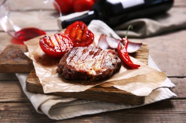 Kavrulmuş sığır filetosu ve sebze ahşap arka plan üzerinde kesme tahtası üzerinde