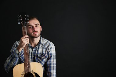 Gitarlı genç adam.