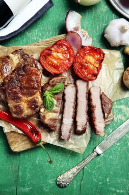 Kavrulmuş sığır filetosu ve sebze ahşap arka plan üzerinde kesme tahtası üzerinde