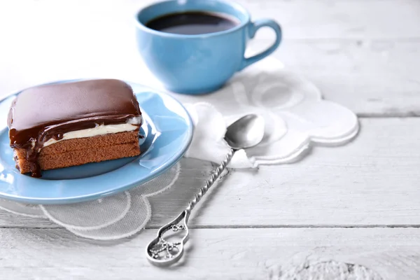 Läcker choklad tomte på plattan på trä bakgrund — Stockfoto