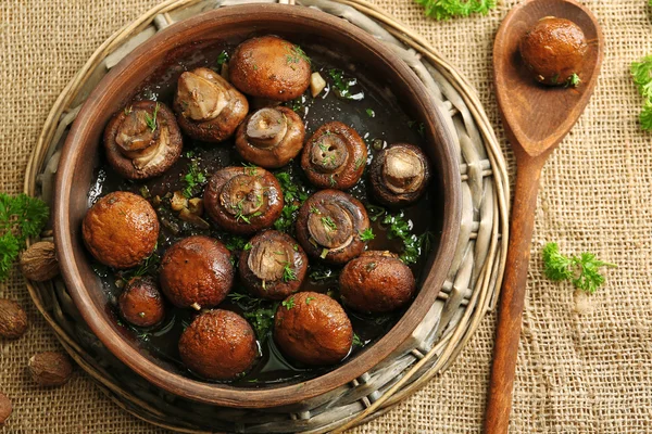 Tereyağı, maydanoz ve kavrulmuş sarımsak kahverengi kase pişmiş petrol mantar