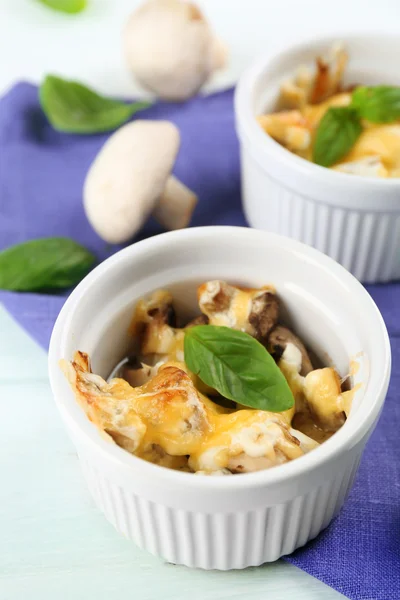 French dish julienne. Mushroom, chicken and cheese gratin in ceramic bowls, on wooden background — Stock Photo, Image