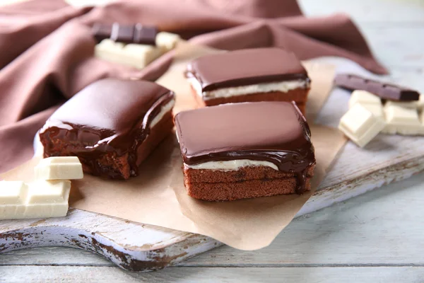 Läcker choklad brownies på trä bakgrund — Stockfoto