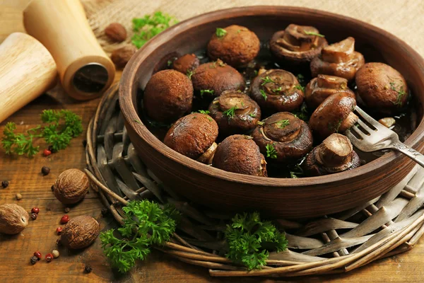 버터, 파 슬 리와 갈색 그릇에 볶은 마늘 버섯 구운된 champignons — 스톡 사진