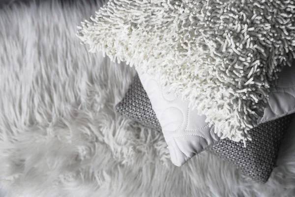 rengarenk yastıklar yığını