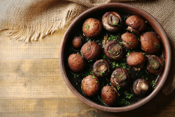 Cogumelos de champinhons assados com manteiga, salsa e alho assado em tigela marrom — Fotografia de Stock