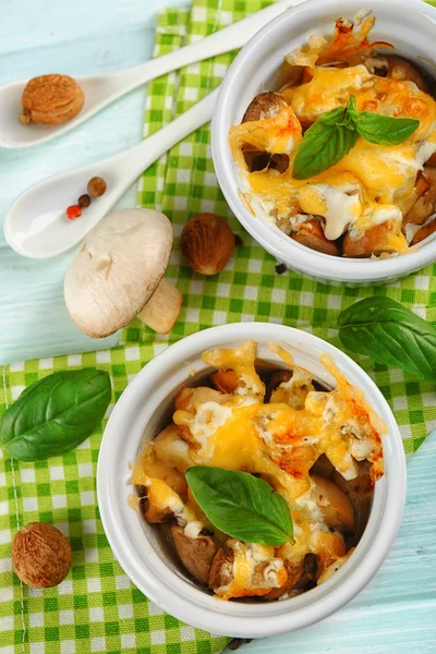 Plato francés juliana. Champiñones, pollo y queso rallado en tazones de cerámica, sobre fondo de madera —  Fotos de Stock