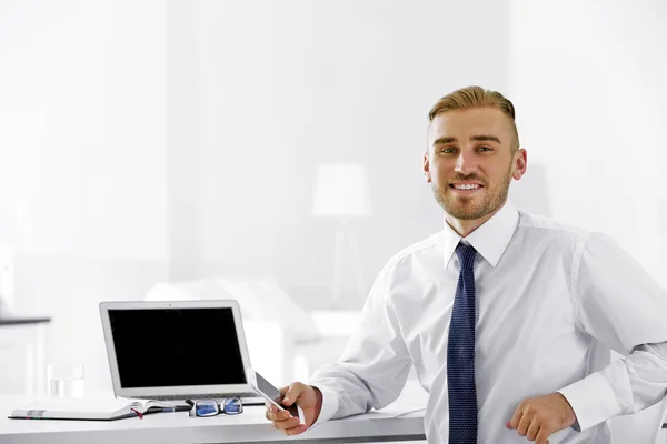 Uomo d'affari che lavora con il computer portatile — Foto Stock