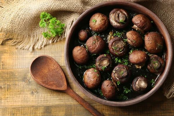 Cogumelos de champinhons assados com manteiga, salsa e alho assado em tigela marrom — Fotografia de Stock