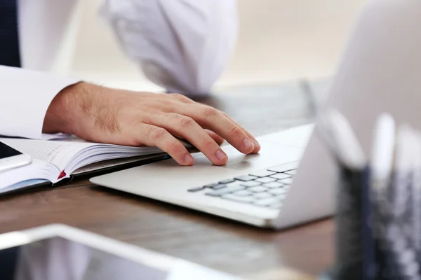 Mann arbeitet mit Laptop im Büro — Stockfoto