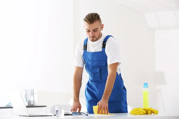 Man cleaning in office — Stock Photo, Image