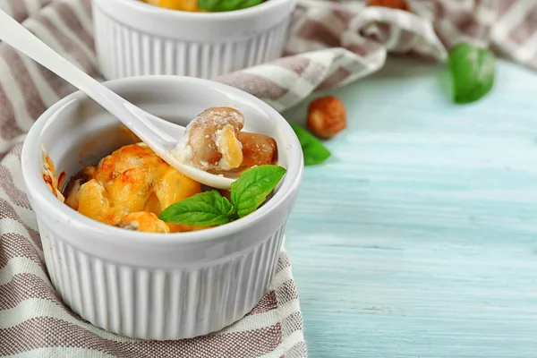 French dish julienne. Mushroom, chicken and cheese gratin in ceramic bowls, on wooden background — Stock Photo, Image