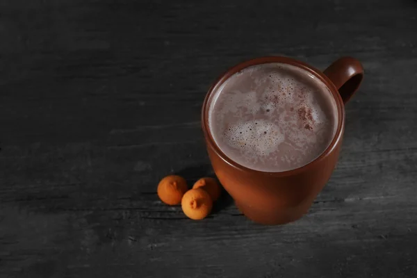 Eine Tasse leckeren Kakao auf einem Holztisch, Nahaufnahme — Stockfoto