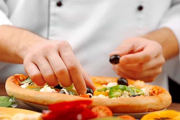 Cocinar haciendo deliciosa pizza —  Fotos de Stock