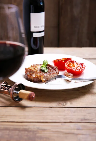 Filete de ternera asada en plato, sobre fondo de madera —  Fotos de Stock