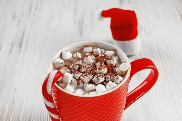 Une tasse de cacao savoureux et guimauve sur fond de bois blanc — Photo