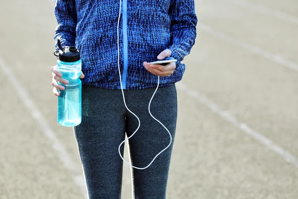 女性スポーツの服やスニーカーで — ストック写真