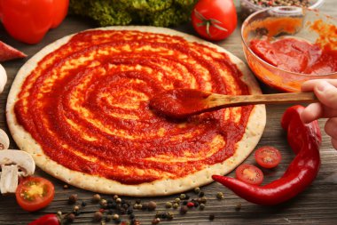Ketçap ve pizza, tablo için malzemeler ile hamur olarak