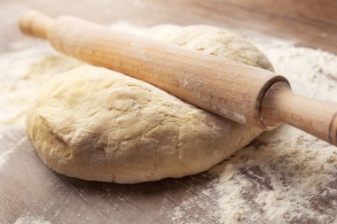 Pizza için Hamur ve ahşap masada merdane.