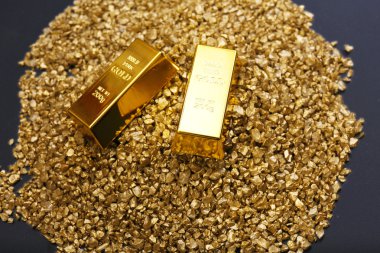 Altın külçelerini nugget taneler üzerinde