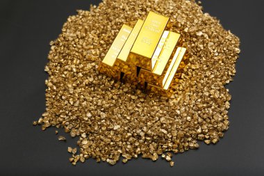 Altın külçeleri ve nugget taneleri