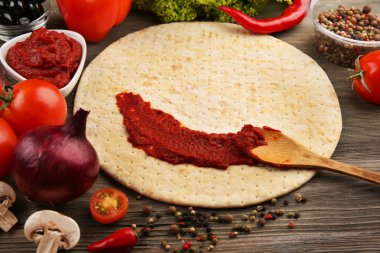 Hamur olarak ve pizza için malzemeler