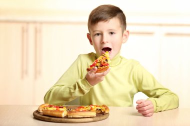 küçük boy pizza yemek  