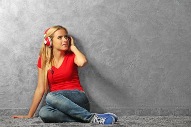 Genç kadın müzik dinliyor. 