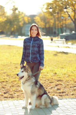 Parkta köpek gezdiren kadın.