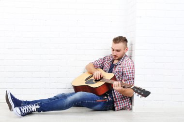 gitar ile genç müzisyen