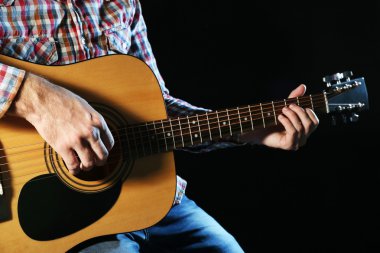 genç adam gitar çalmaya 