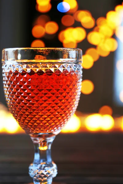 明るい背景をぼかしピンク ワインのグラス — ストック写真