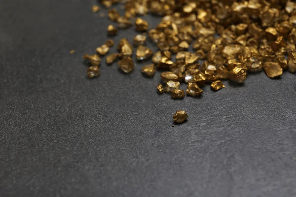 Een stapel van Gold nugget korrels — Stockfoto