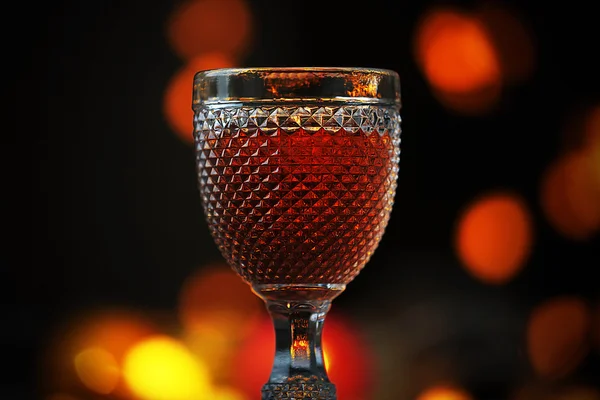 Un verre de vin rose sur fond de lumière floue — Photo