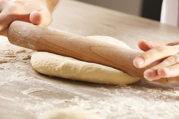 Руки катятся тесто для пиццы — стоковое фото
