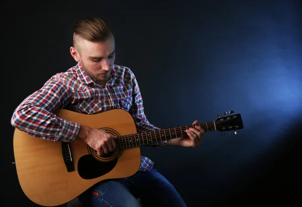 Ung man spelar gitarr — Stockfoto