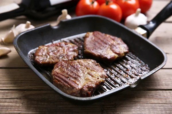 Filet de bœuf rôti sur poêle, sur fond bois — Photo