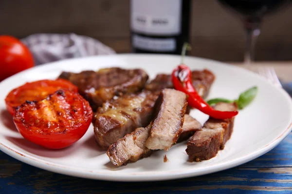 Filete de ternera asada y verduras a la parrilla en plato, sobre fondo de madera —  Fotos de Stock