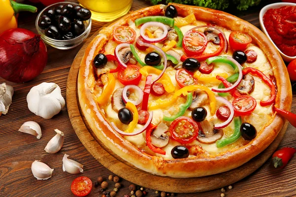 Vynikající pizza se zeleninou, na dřevěný stůl, detail — Stock fotografie