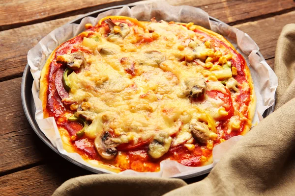 Deliciosa pizza con verduras, sobre mesa de madera — Foto de Stock