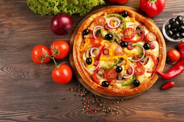 Leckere Pizza mit Gemüse, auf Holztisch — Stockfoto