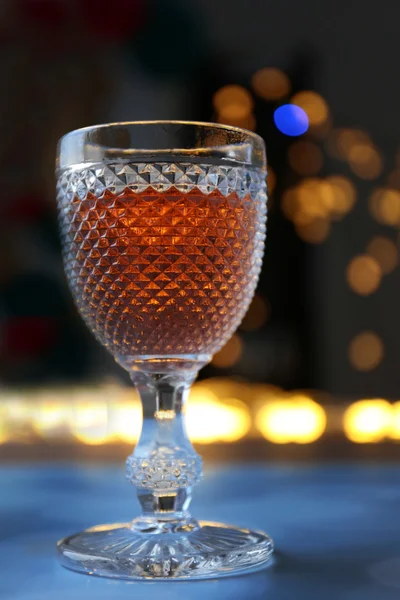 Ein Glas rosa Wein auf unscharf beleuchtetem Hintergrund — Stockfoto