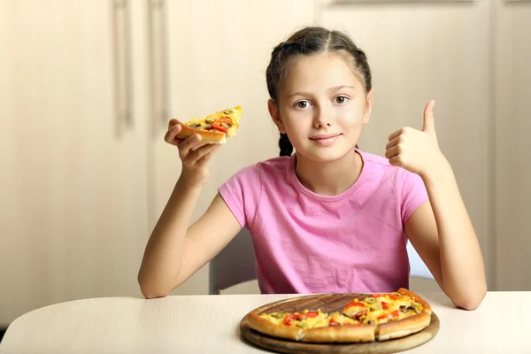 Girl eating pizza — Stock Photo, Image