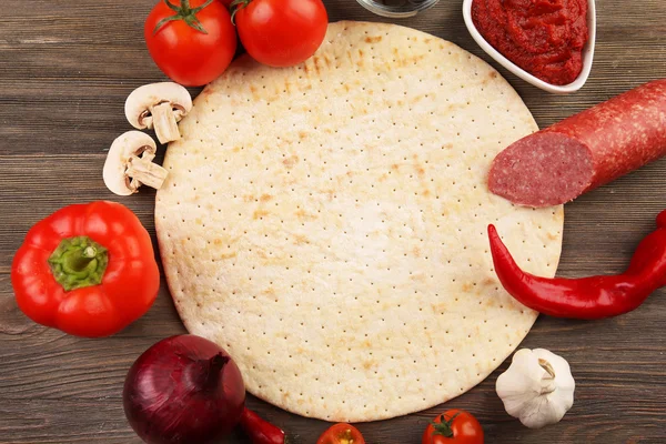 Základ těsta a ingredience na pizzu — Stock fotografie