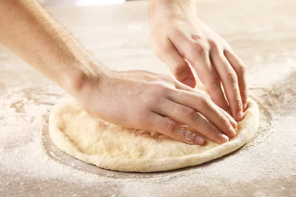 Руки готовят тестовую основу для пиццы — стоковое фото
